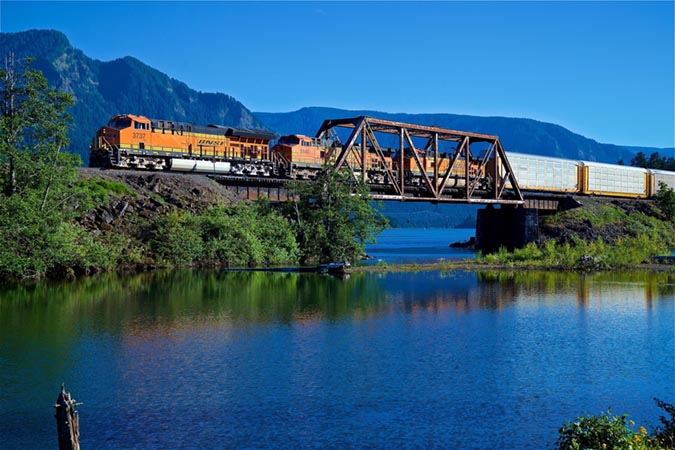 A Tier 4 locomotive pulls an automotive train near Stevenson, Washington.